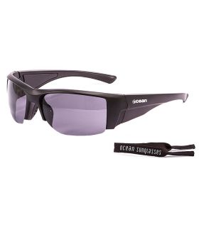 Gafas de sol deportivas Ocean Guadalupe negro mate con lentes polarizadas ahumadas.