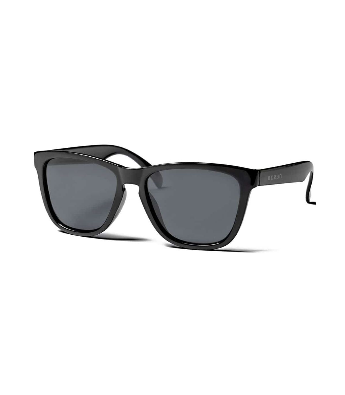 Gafas de sol Ocean Sea Shiny Black Smoke con montura negra brillante y lentes polarizadas de protección UV.