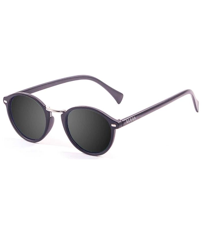 Gafas de sol Ocean Lille Matte Black Smoke: montura negra mate, lentes polarizadas ahumadas y protección UV100%.