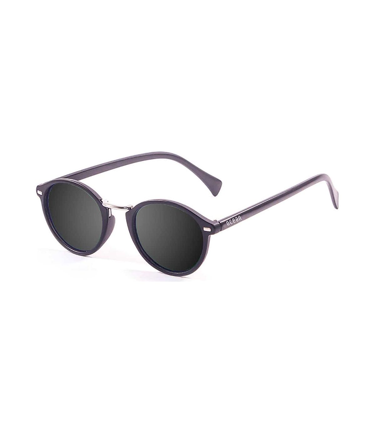 Gafas de sol Ocean Lille Matte Black Smoke: montura negra mate, lentes polarizadas ahumadas y protección UV100%.