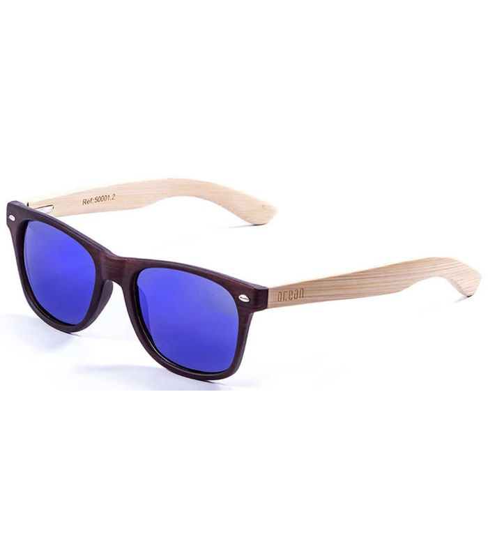 Gafas Ocean Beach Wood de madera marrón oscuro, patillas de bambú y lentes polarizadas azules con protección 100% UV.