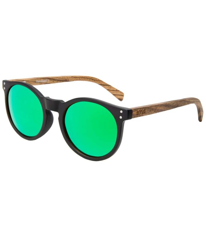 Gafas de sol Ocean Lizard de bambú con lentes polarizadas verde espejo y montura negra y marrón.