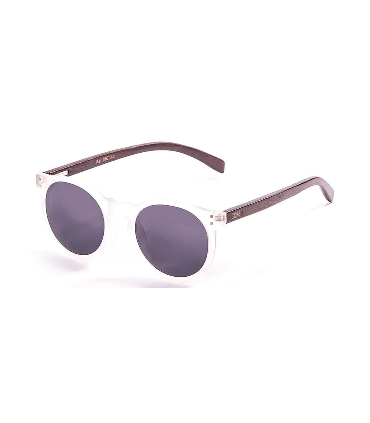 Gafas de sol Ocean Lizard Wood White Smoke: montura blanca, patillas de bambú natural y lentes polarizadas UV100%.