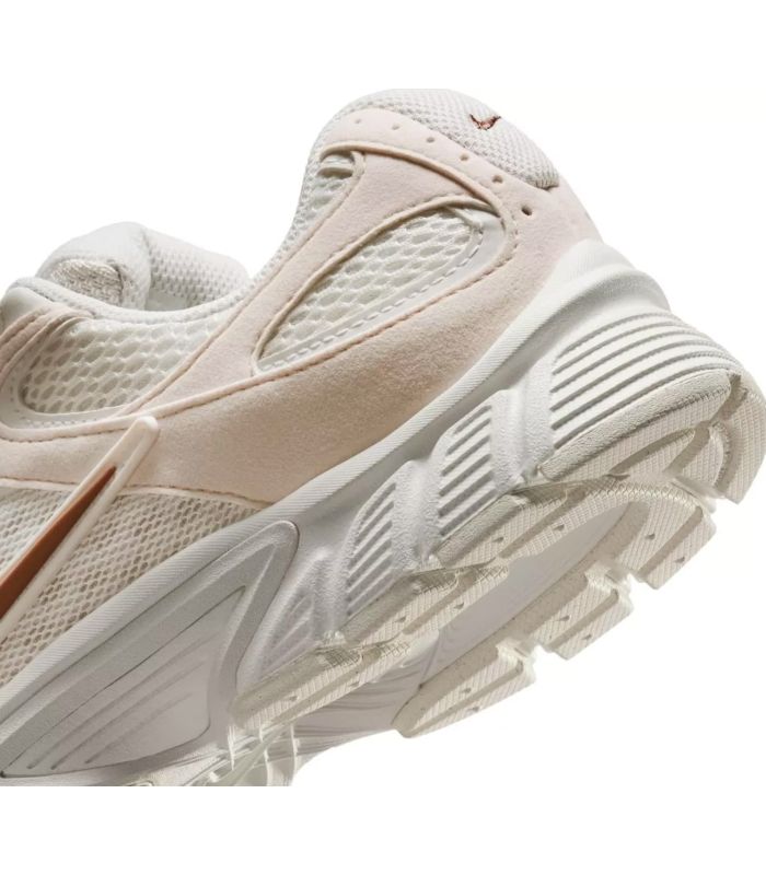 Nike V5 RNR | Silueta firme en textil y agarre urbano beige