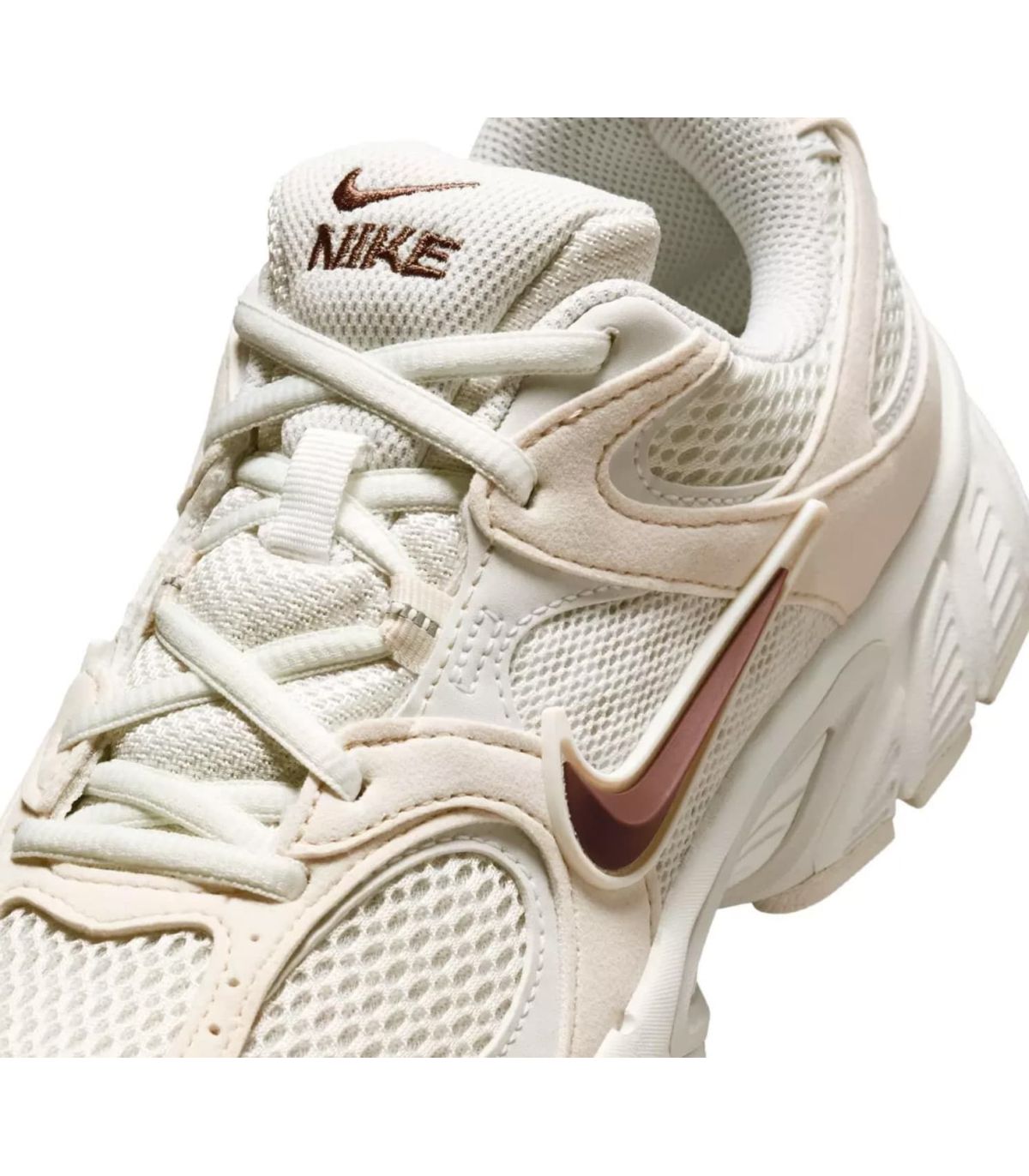 Nike V5 RNR | Silueta firme en textil y agarre urbano beige