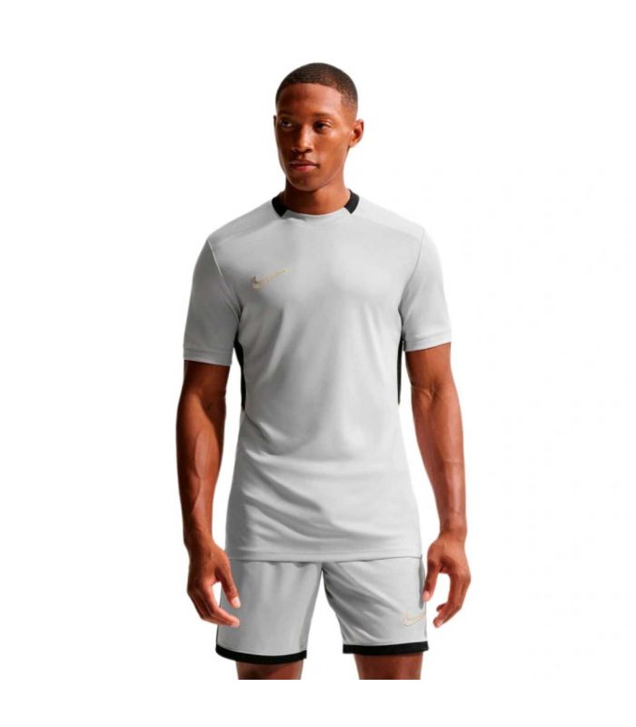 Camiseta técnica Nike Academy gris con tecnología transpirable Dri-FIT para entrenamiento.