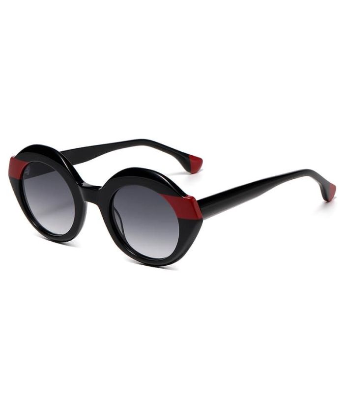 Gafas de sol polarizadas Ocean New Era 8 con montura negra y lentes grises.