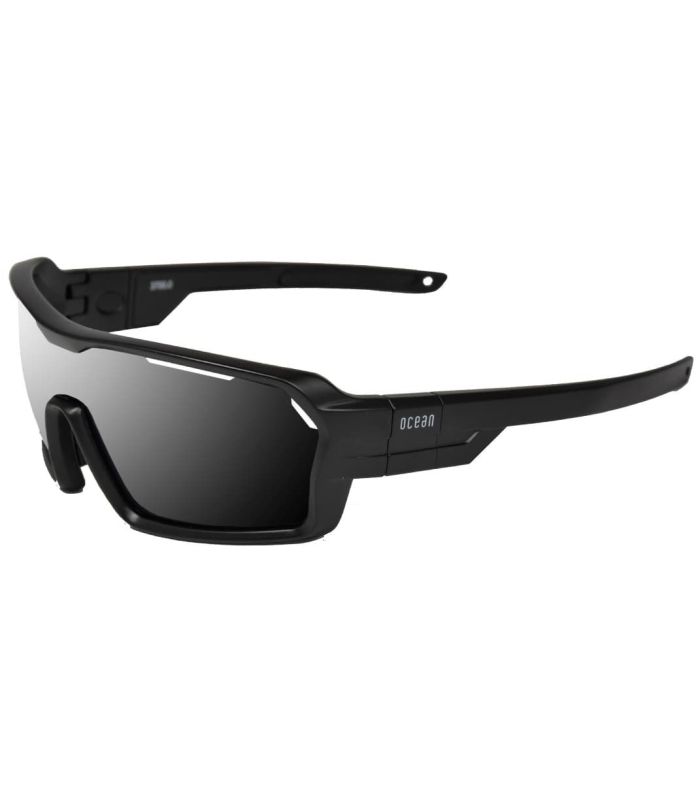 Gafas de sol deportivas Ocean Chamaleon Matte Black Smoke con lentes polarizadas y montura negra mate para running.