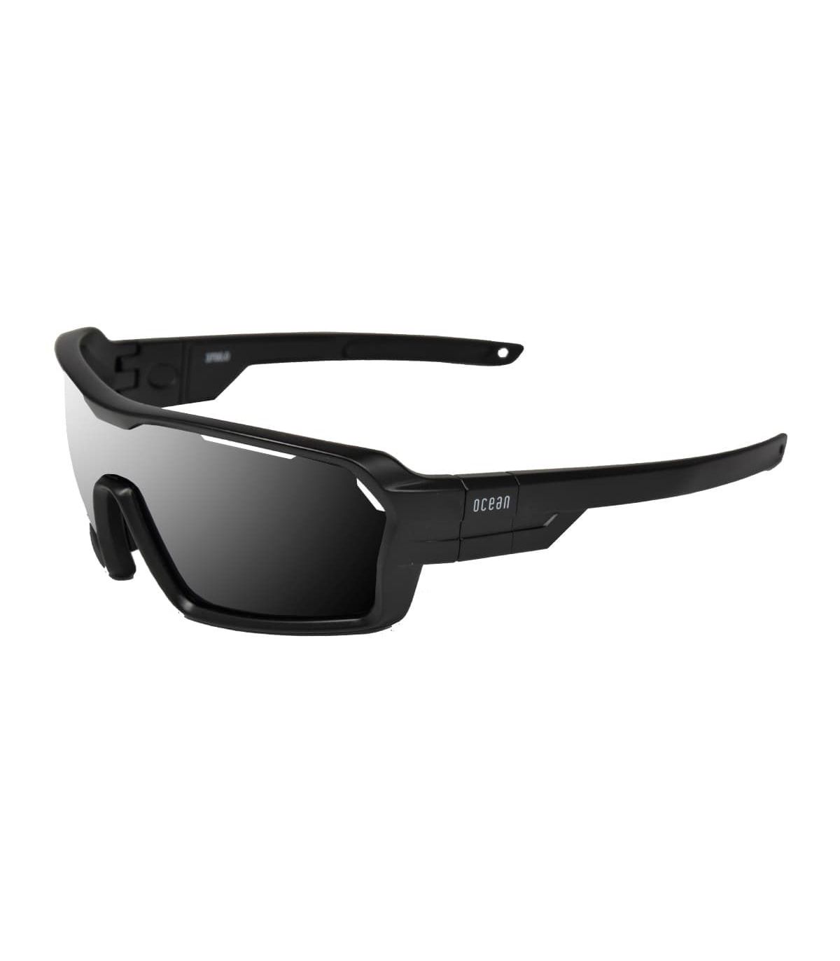 Gafas de sol deportivas Ocean Chamaleon Matte Black Smoke con lentes polarizadas y montura negra mate para running.