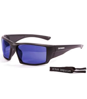 Gafas de sol deportivas Ocean Aruba con montura negra brillante y lentes polarizadas Revo Blue.